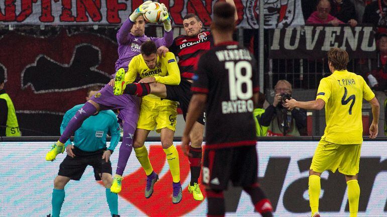 Sergio Asenjo atrapa un balón en el Bay Arena