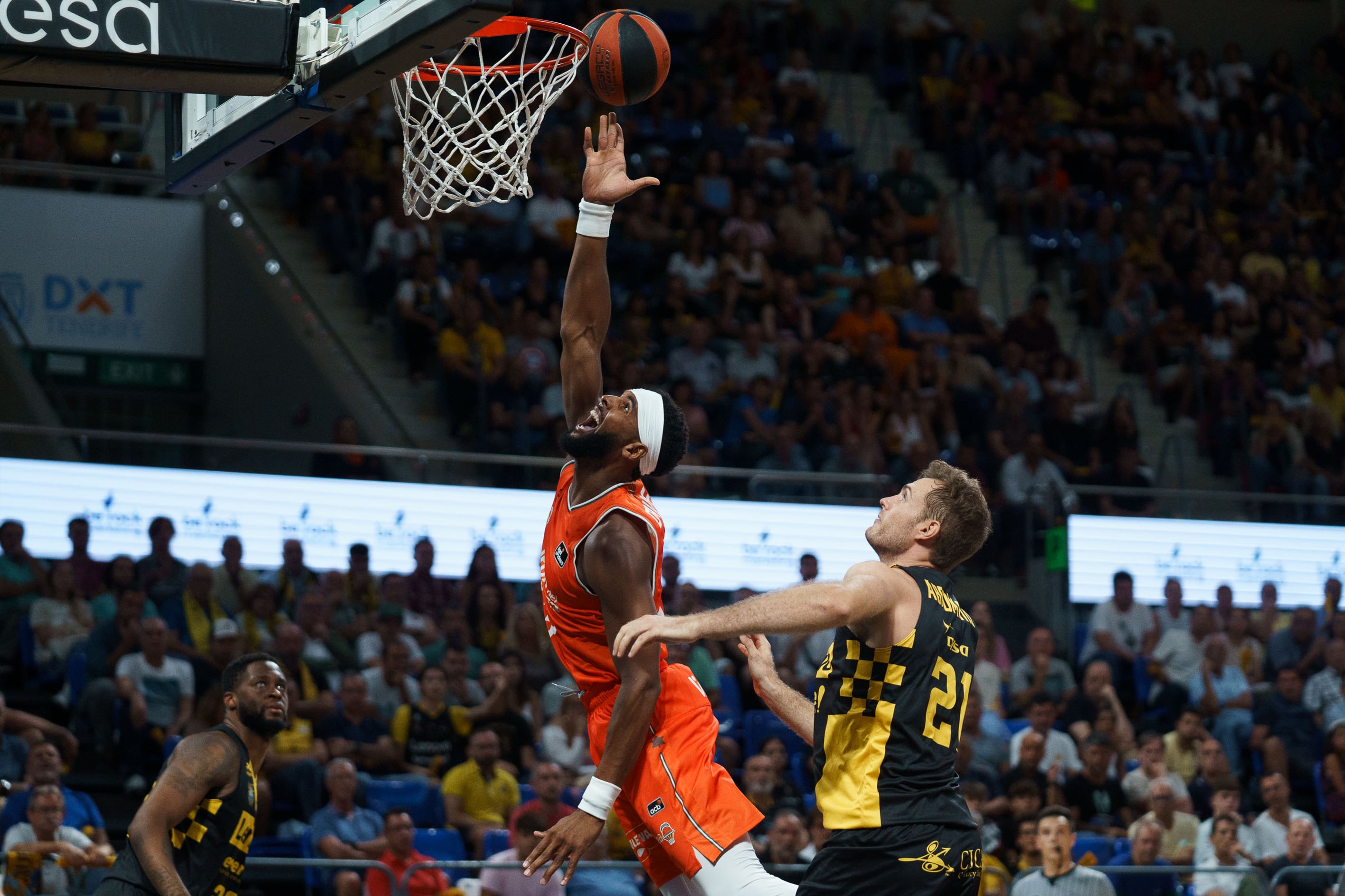 El pívot del Valencia Basket, Brandon Davies (i), entra a canasta ante el ala-pívot del Lenovo Tenerife, Tim Abromaitis, durante el partido de la Liga ACB de baloncesto celebrado hoy miércoles en el pabellón Santiago Martín de La Laguna (Tenerife) EFE/Ramón de la Rocha