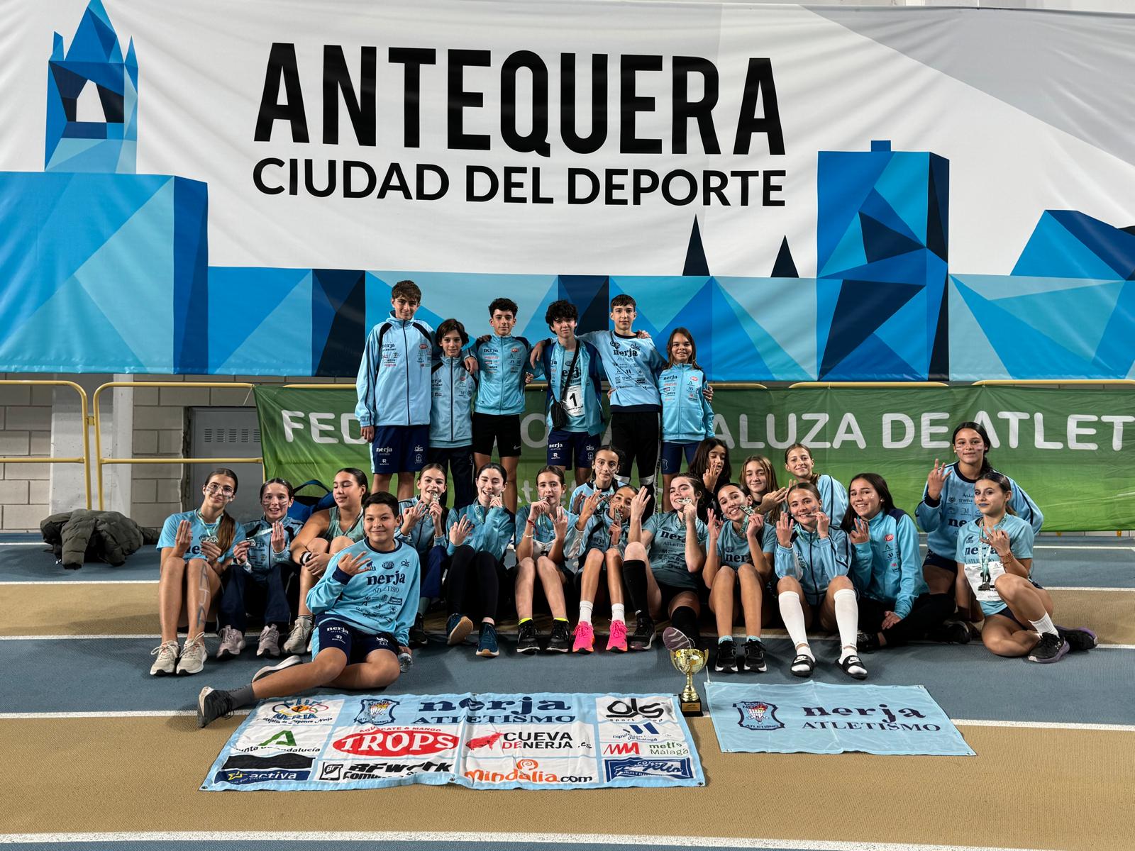 Los equipos femenino y masculino sub 14 del Trops Cueva de Nerja, que participaron en el Campeonato de Andalucía