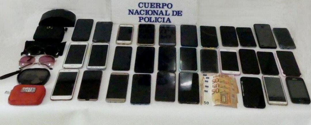 Imagen de los móviles y carteras hurtadas