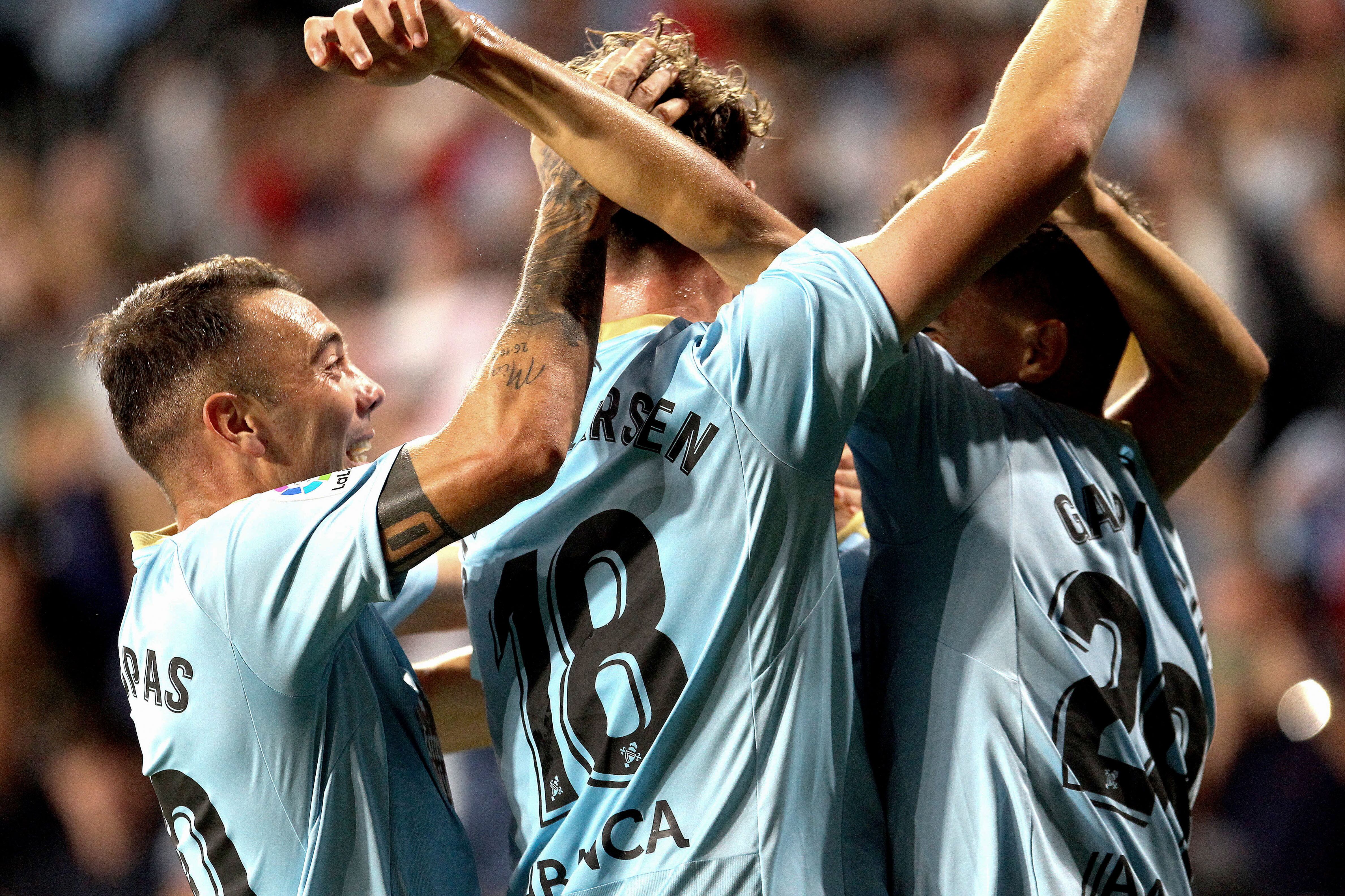 VIGO (PONTEVEDRA), 02/09/2022.- Los jugadores del Celta de Vigo celebran tras anotar el 2-0 ante el Cádiz CF en el partido de Liga celebrado en el estadio Balaídos de Vigo, este viernes. EFE/Salvador Sas