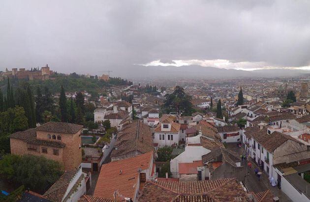 La Alhambra y la ciudad de Granada bajo la lluvia desde el mirador de la iglesia de San Miguel Bajo