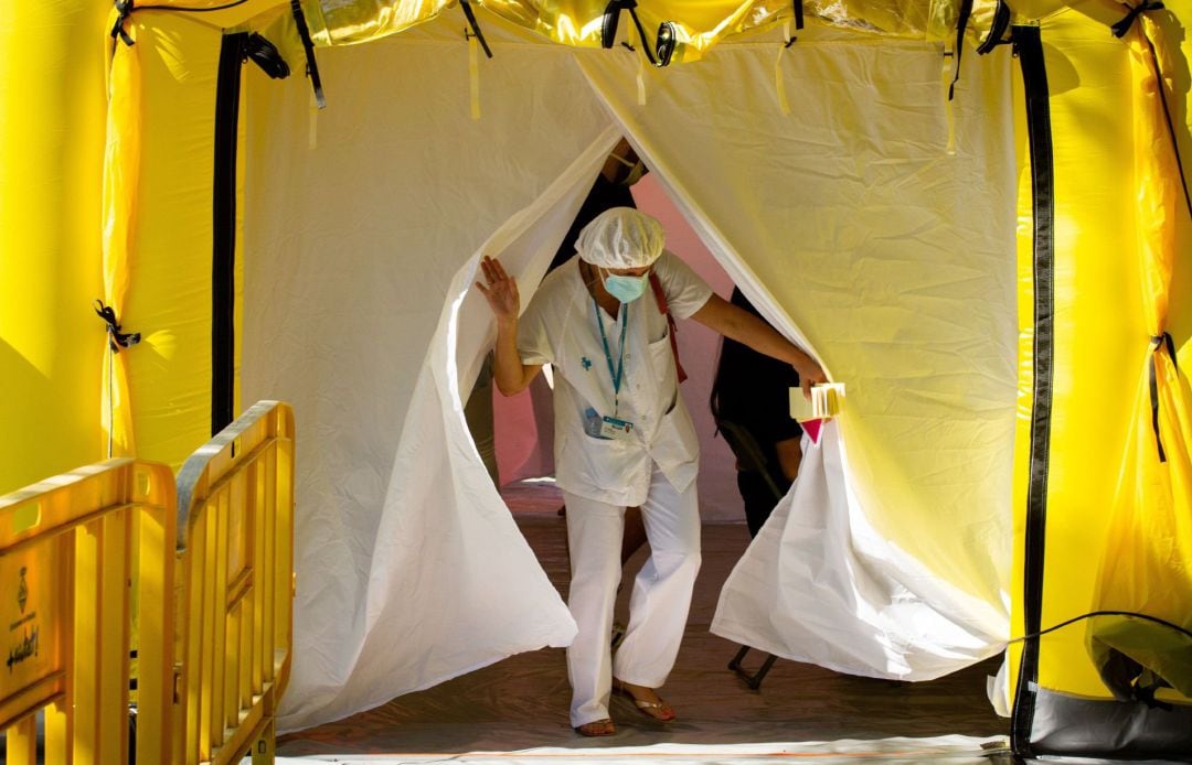 Una sanitaria saliendo de una de las carpas para cribado masivo instalada en Ripollet (Barcelona).