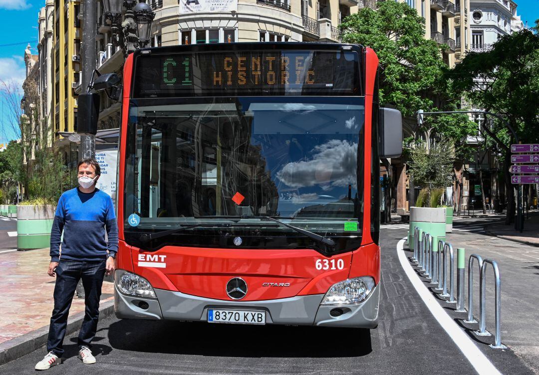 El concejal Giuseppe Grezzi y un autobús, en la plaza del Ayuntamiento de València