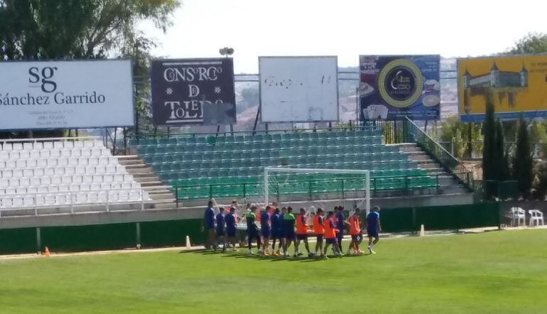 Jugadores del Toledo, poco antes de finalizar el entrenamiento de este viernes 