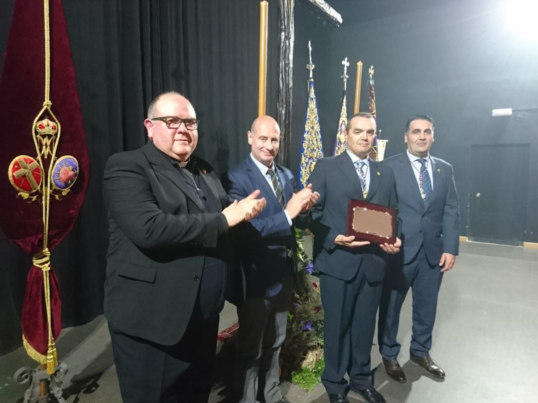 Momento en el José Andrés Godoy recoge la placa conmemorativa