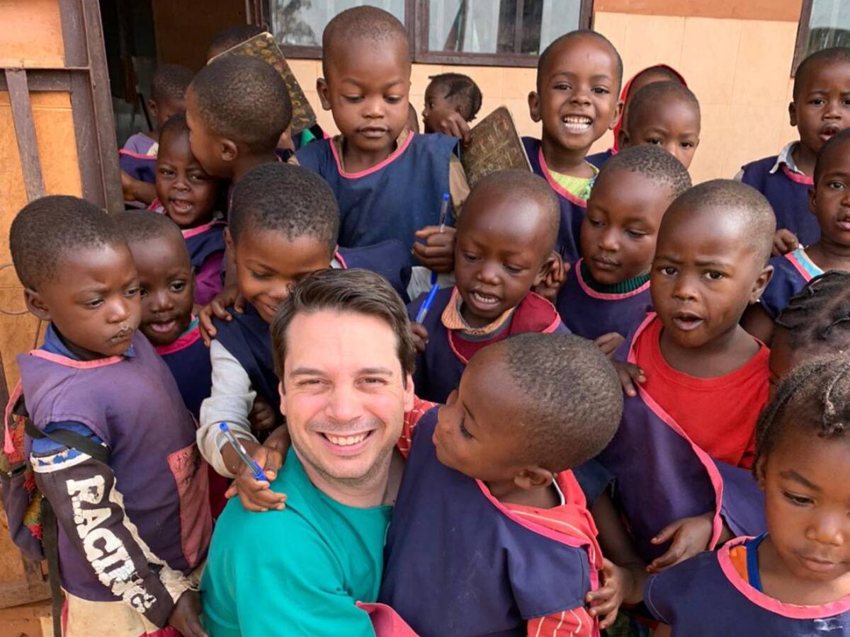 Un conquense ayudando en Camerún