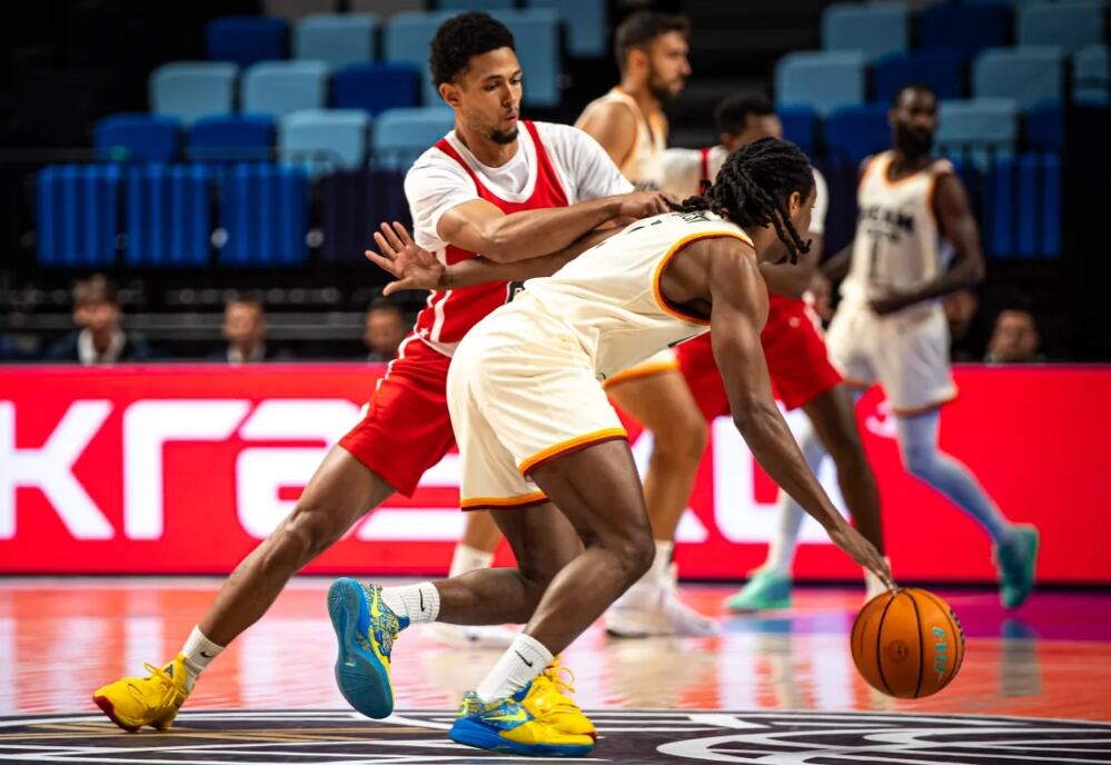 Forrest lleva el balón ante el Chalon