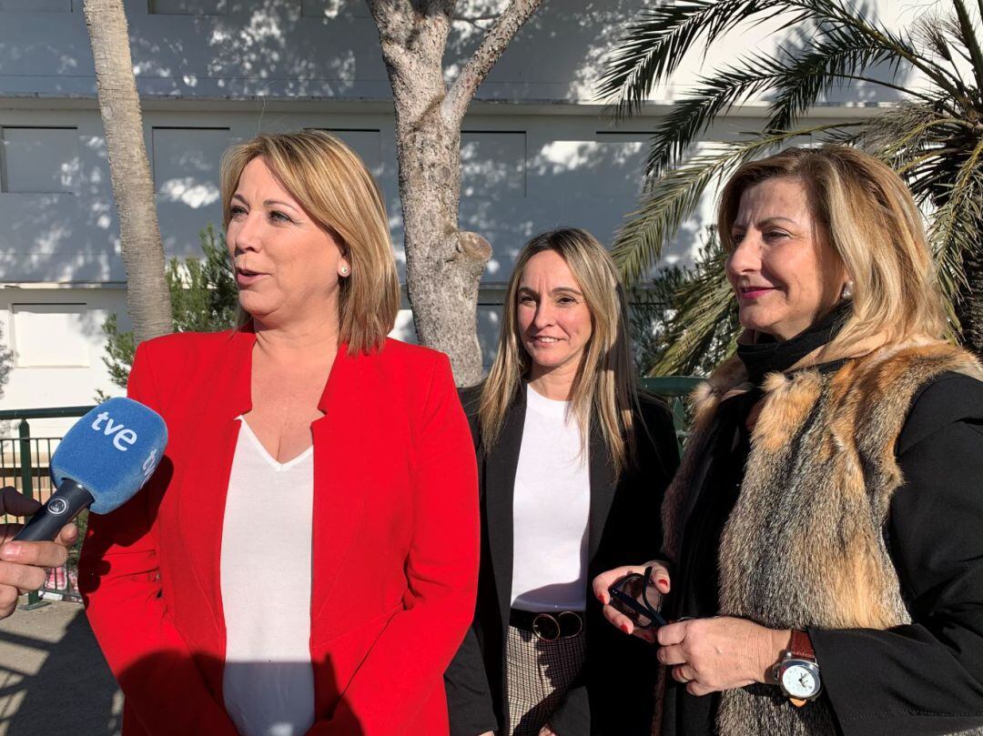 Águeda Reynés, Carmen Reynés y Misericordia Sugrañes  plantegen la possibilitat de fer el nou Conservatori a l&#039;antic Hospital Militar de Maó. 