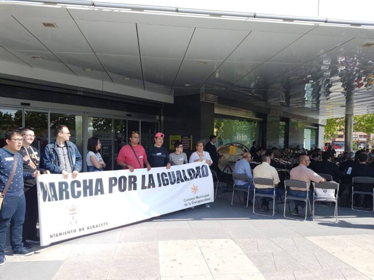 Cientos de personas participan en la XII Marcha por la Igualdad