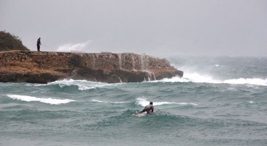 Surfista a la platja del Miracle de Tarragona.
