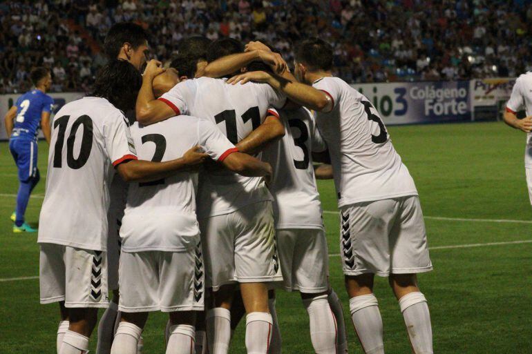Los jugadores blancos celebran el primer gol de Gallar