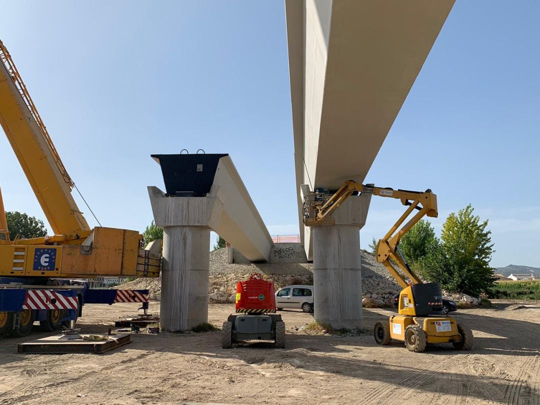 Obras de construcción del nuevo puente sobre el río Genil en Huétor Tájar (Granada)