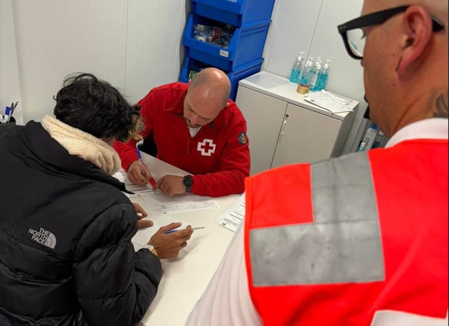 Voluntarios de Cruz Roa atienden a una de las personas inmigrantes que ha llegado en una patera a Torrevieja