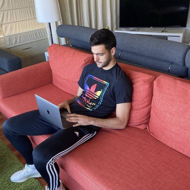 Mikel Merino con su ordenador en su domicilio
