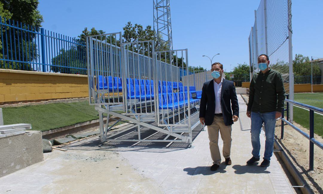 El alcalde y el concejal de Deportes durante su visita a las instalaciones deportivas de Andújar.