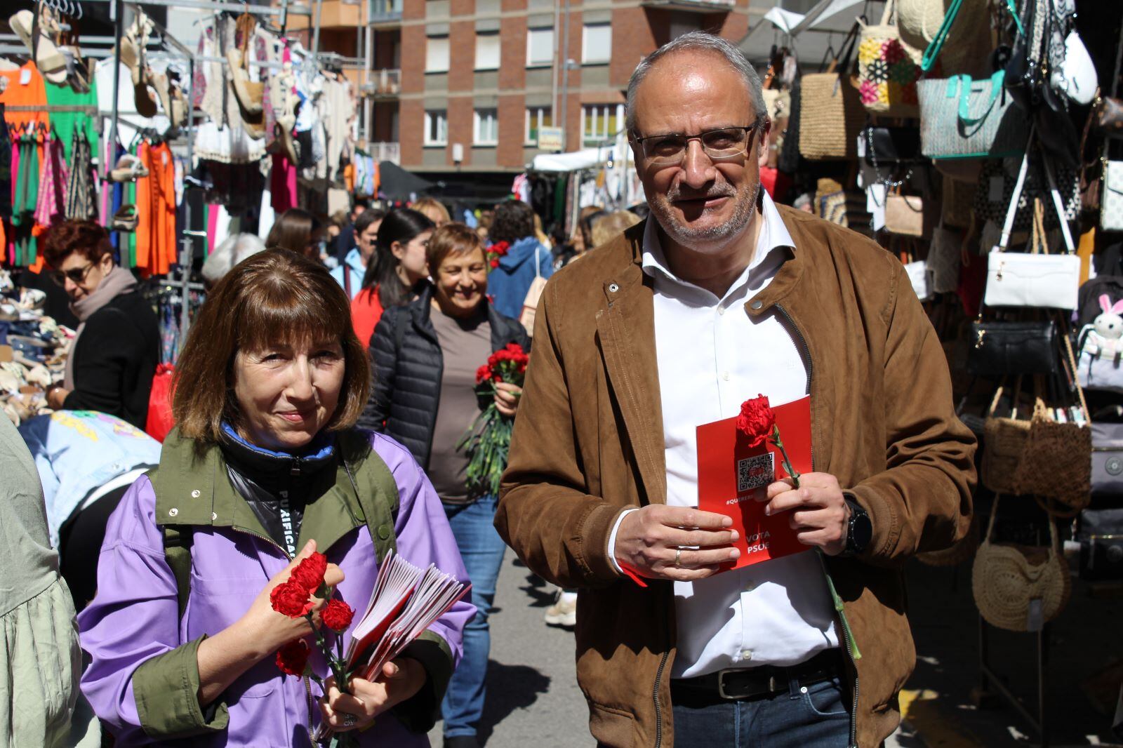 Candidato del PSOE, Olegario Ramón y coordinadora de campaña, Mabel Fernández