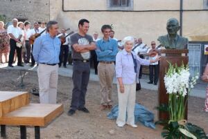 En el homenaje a Ramón Carnicer en Villafranca del Bierzo, Jesús Courel a la izquierda, acompañó a la familia del escritor berciano