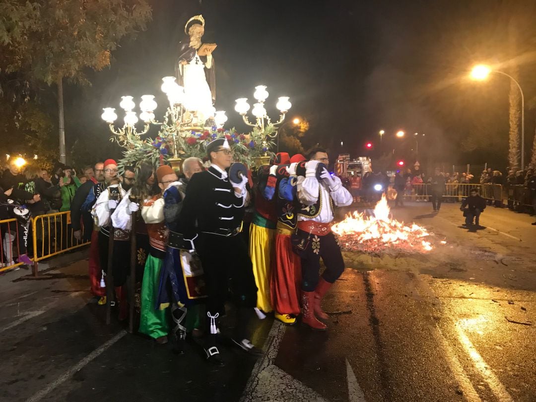 Los presidentes de cada comparsa de Elda recibieron a San Antón alrededor de la hoguera