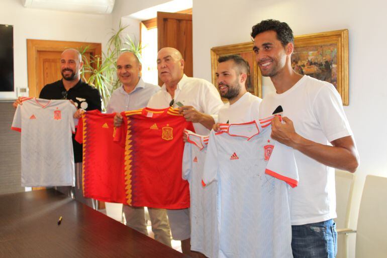 Los futbolistas durante su encuentro con el alcalde de Santa Eulària 