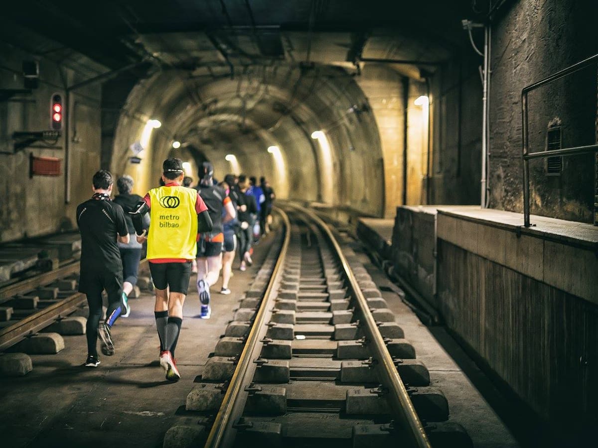 Las zapatillas vuelven a tomar por un día las vías de Metro Bilbao: "No es una carrera para novatos"