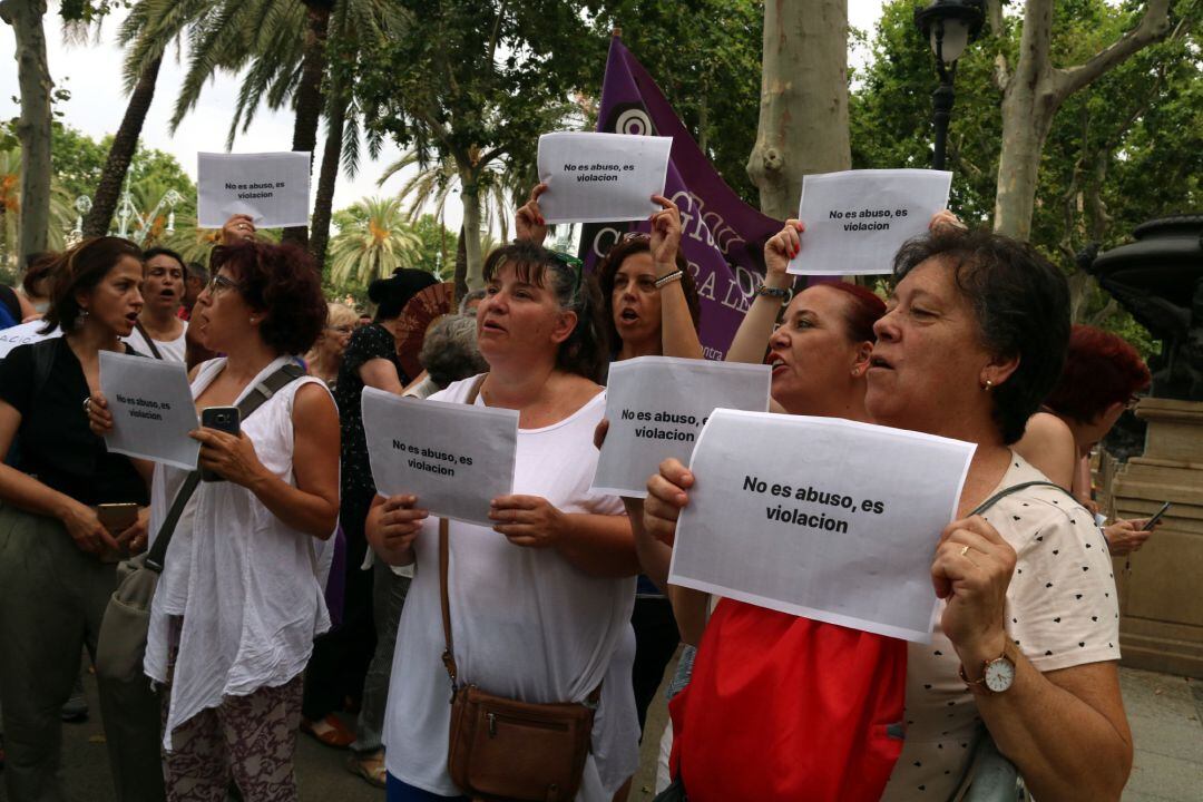 Un grupo de mujeres muestra su apoyo a la víctima de &#039;La manada de Manresa&#039;