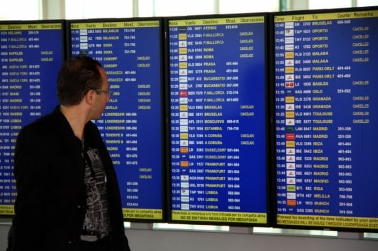 Un viatger mira el panell informatiu a l&#039;Aeroport del Prat