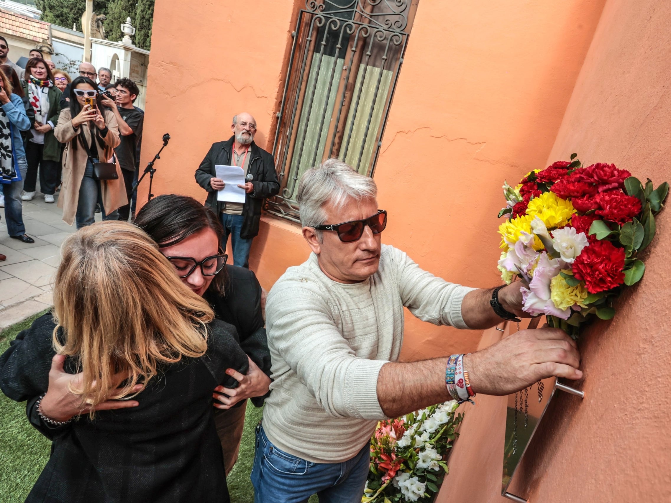 María Gisbert, concejala de Memoria Democrática, junto a los familiares de las víctimas eldenses en el momento en el que se han destapado las placas para rendirles homenaje.