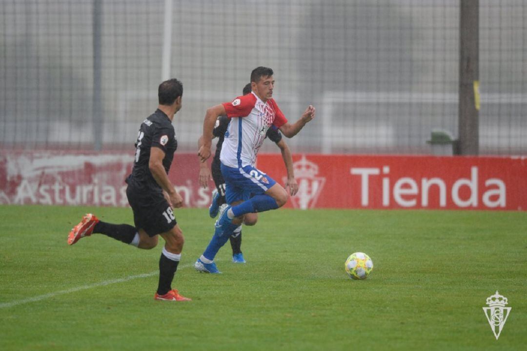 Pelayo Morilla durante un partido con el Sporting B