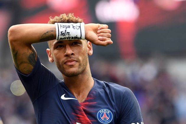 Neymar celebra el tercer y últmo tanto del PSG ayer en El Parque de los Príncipes contra el Angers