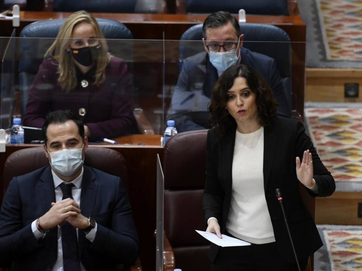 Ayuso no endurecerá las restricciones en Navidad: ni cierre de bares, ni de tiendas