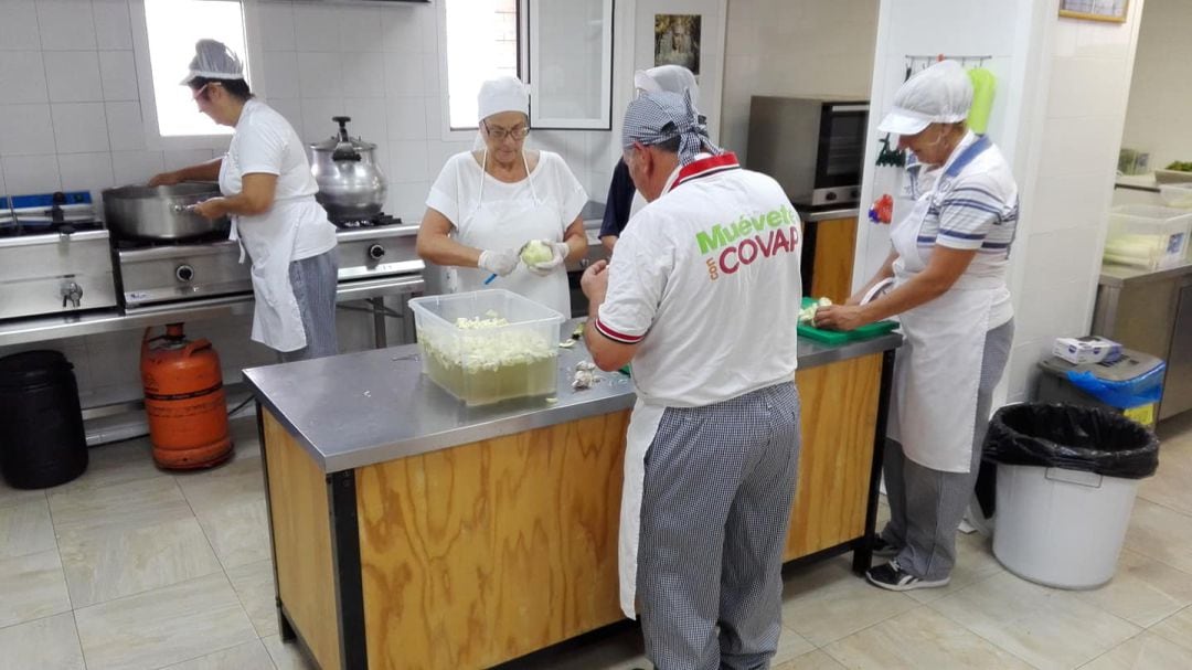 Participantes y voluntarios de la Cocina Solidaria Esperanza de la Yedra