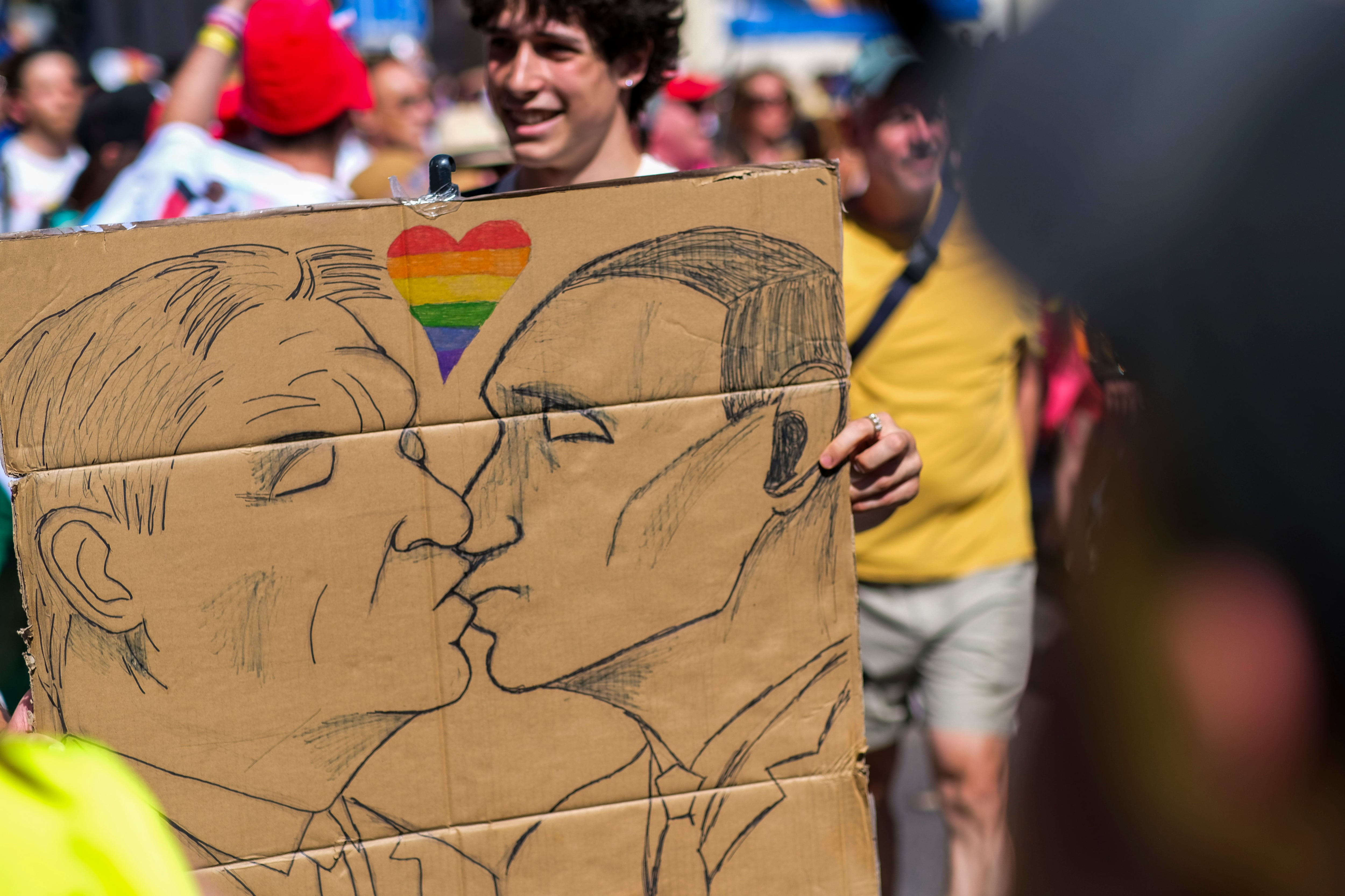 La marcha del Orgullo LGTBIQ+ celebrada este sábado en Budapest (Hungría) en medio de la controversia por haber sido prohibida por Gobierno del primer ministro Viktor Orbán y con el apoyo de numerosos políticos de centro izquierda europeos, incluyendo varios ministros españoles. EFE/ Luis Lidón