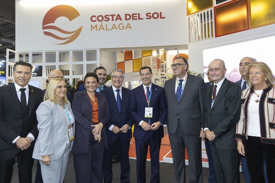 Salado junto al presidente andaluz, el consejero de Turismo y varios alcaldes de la provincia de Málaga