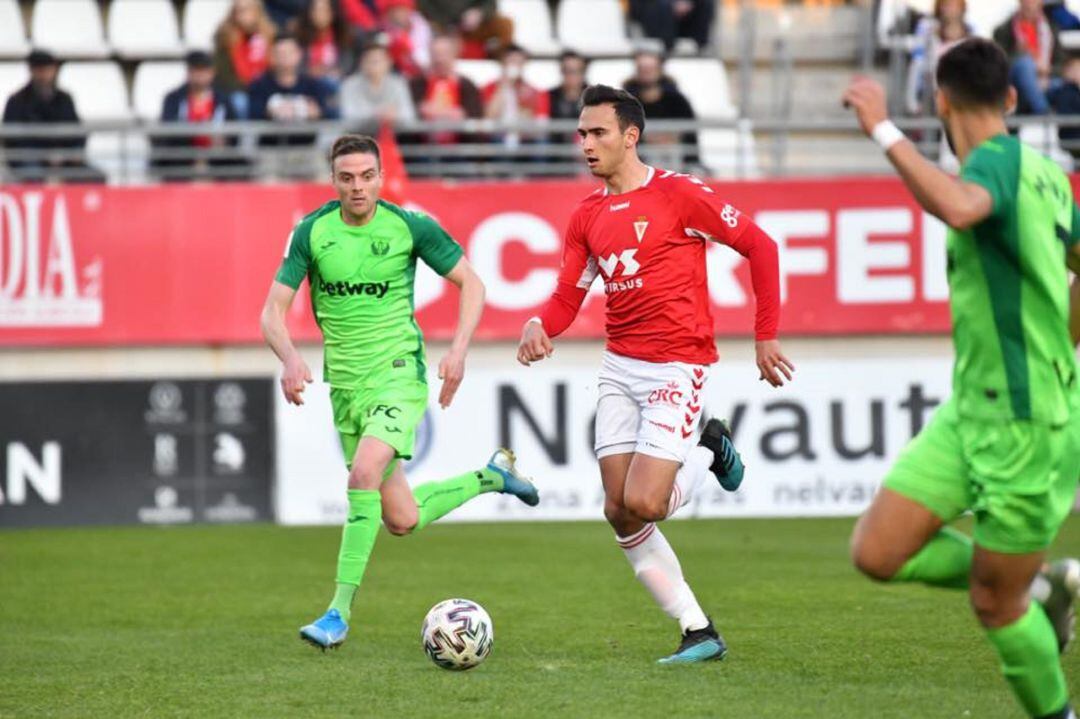 Juanma Bravo conduce un balón en el partido de Copa del Rey contra el Leganés