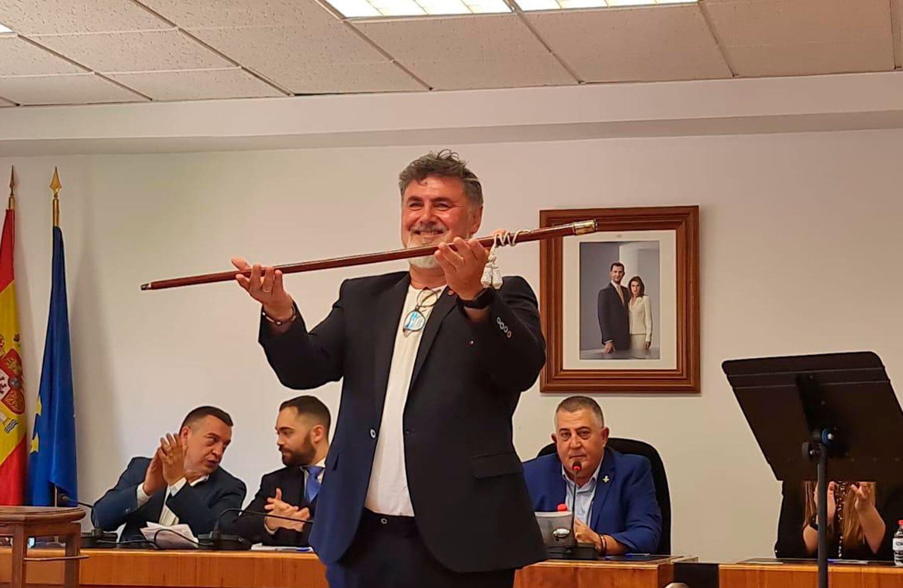 Vicent Molina, con la vara de mando como nuevo alcalde de Muro