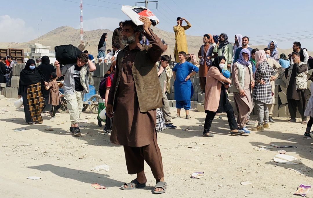 Afganos a las puertas del aeropuerto de Kabul para intentar salir del país.