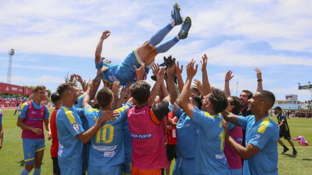 La plantilla festeja el triunfo.