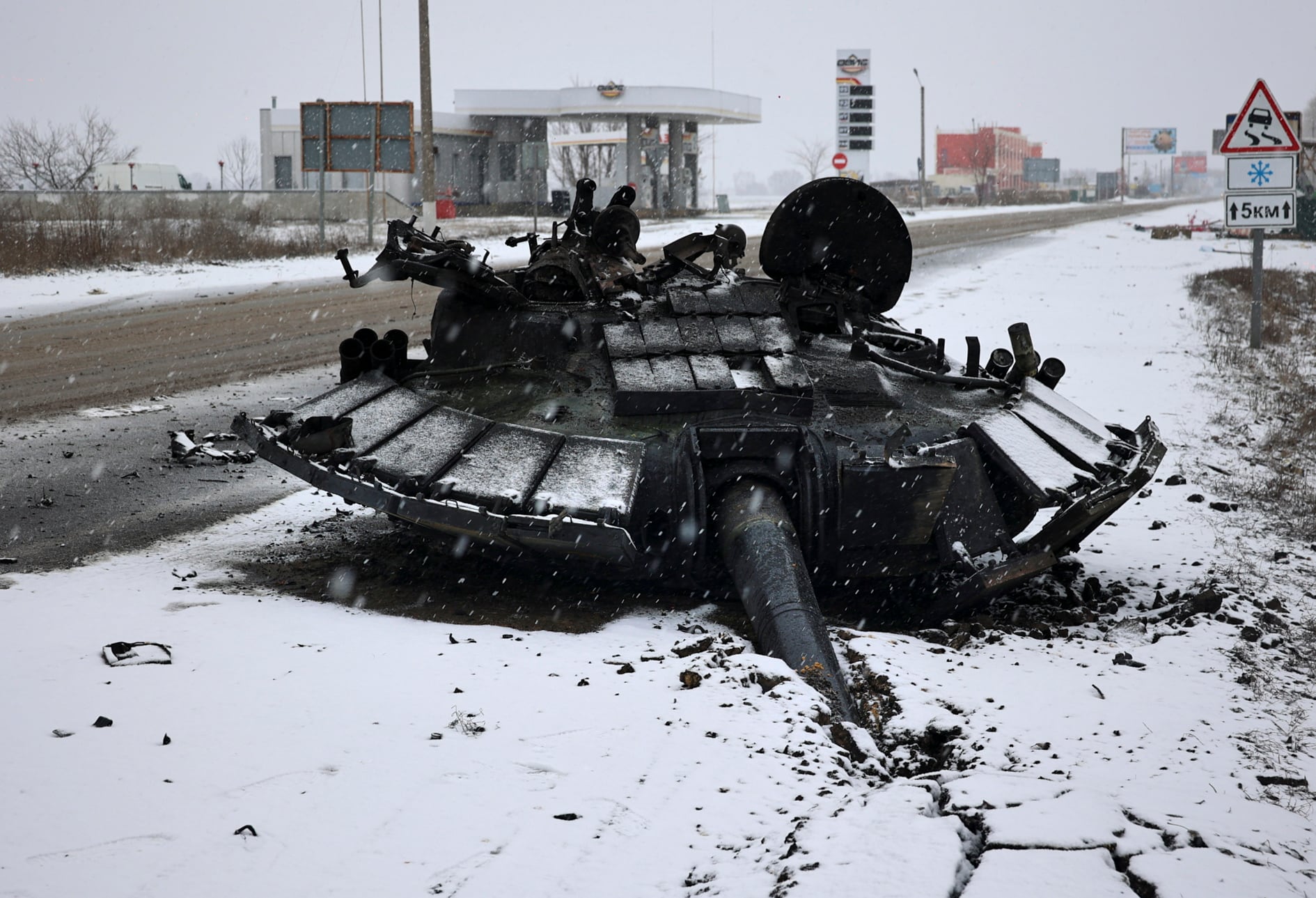 Un tanque abandonado cerca de la ciudad de Kharkiv