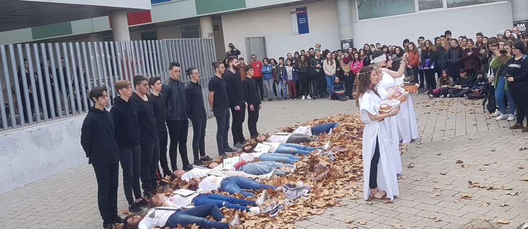 Imagen de la &#039;performance&#039; de los alumnos de la Escuela de Arte