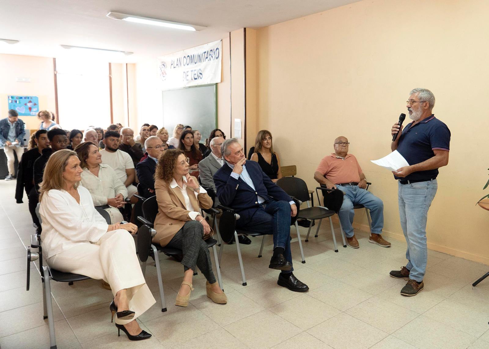 Antonio Gómez Caamaño, conselleiro de Sanidade, visita la sede del Plan Comunitario de Teis