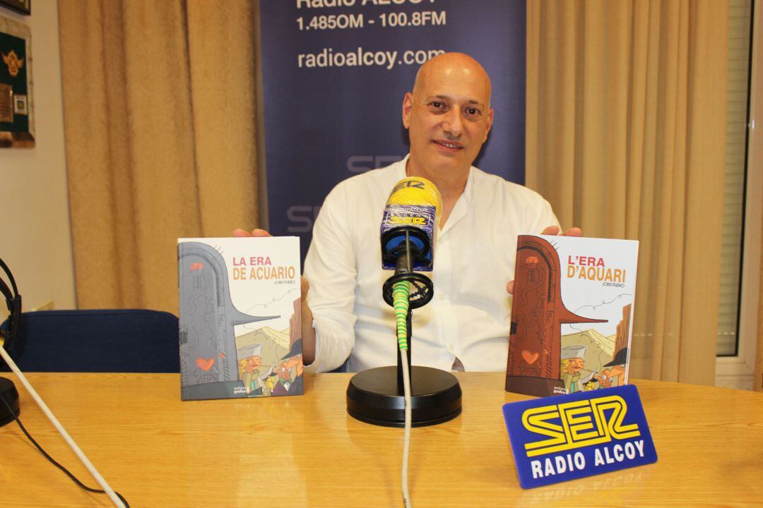 Jordi Peidro sostiene la versión en valenciano y en castellano de su nueva obra La Era de Acuario