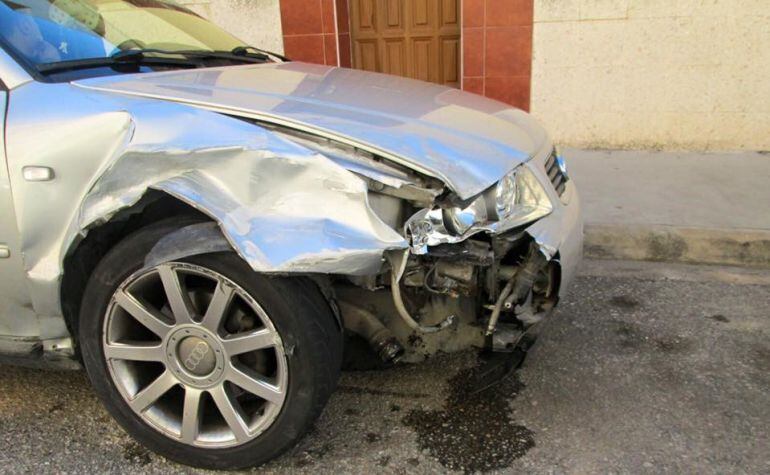 Estado en el que quedó uno de los coches estacionados tras el accidente