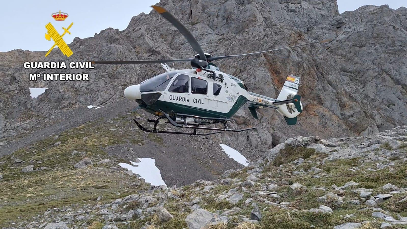 Helicóptero de rescate en la vertiente leonesa de Picos de Europa