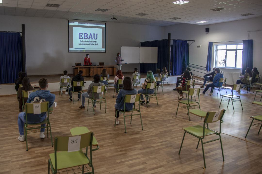 Alumnos realizando las pruebas de la EBAU