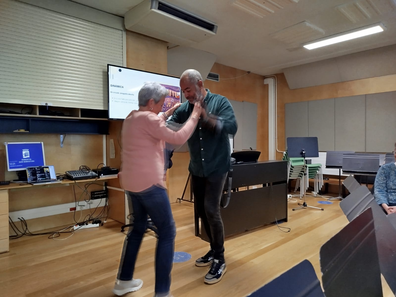 Yamel se arranca a bailar con una de las participantes del taller