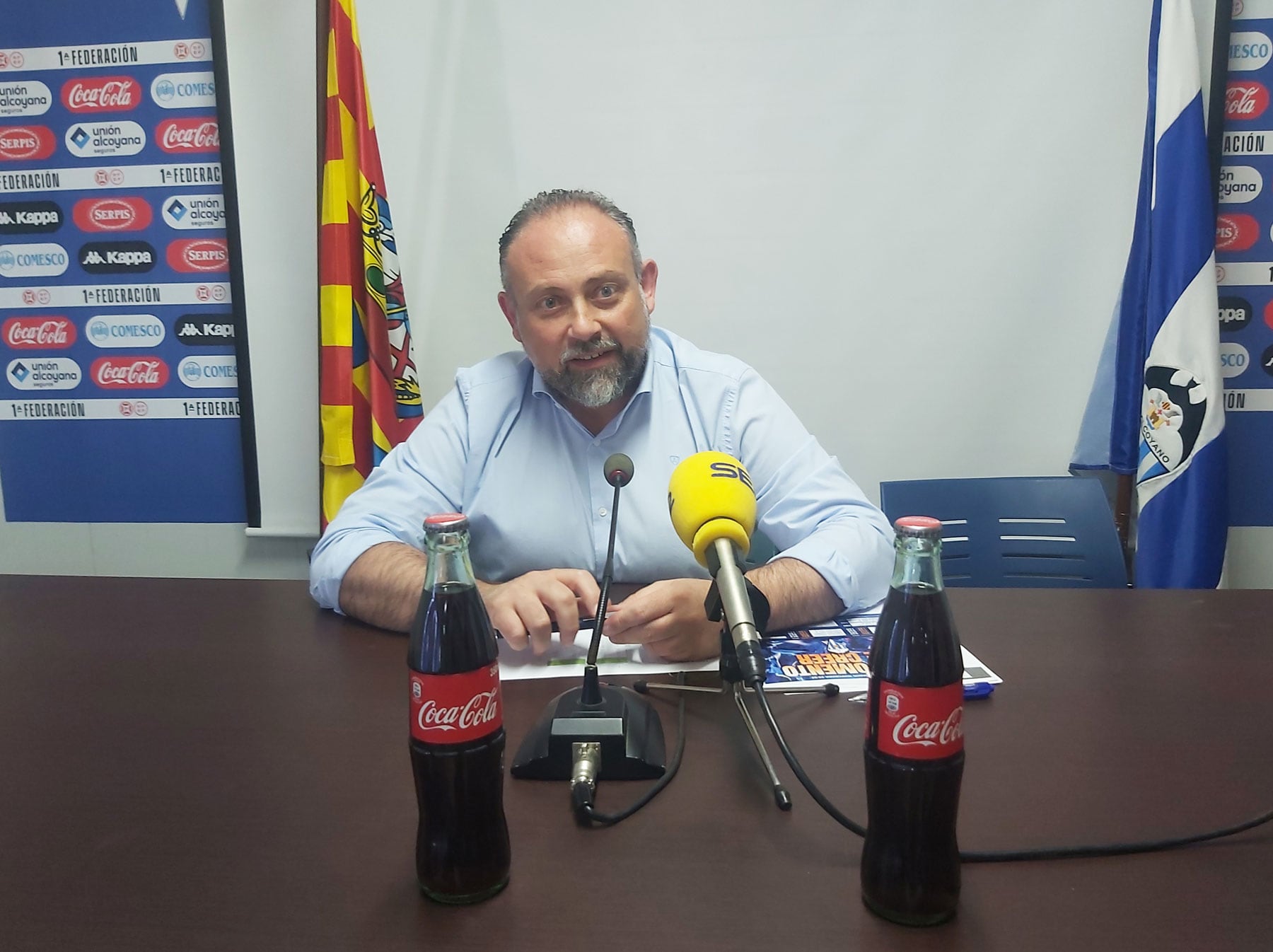 Toni Justicia durante su comparecencia ante los dos únicos medios de comunicación que siguen habitualmente al club