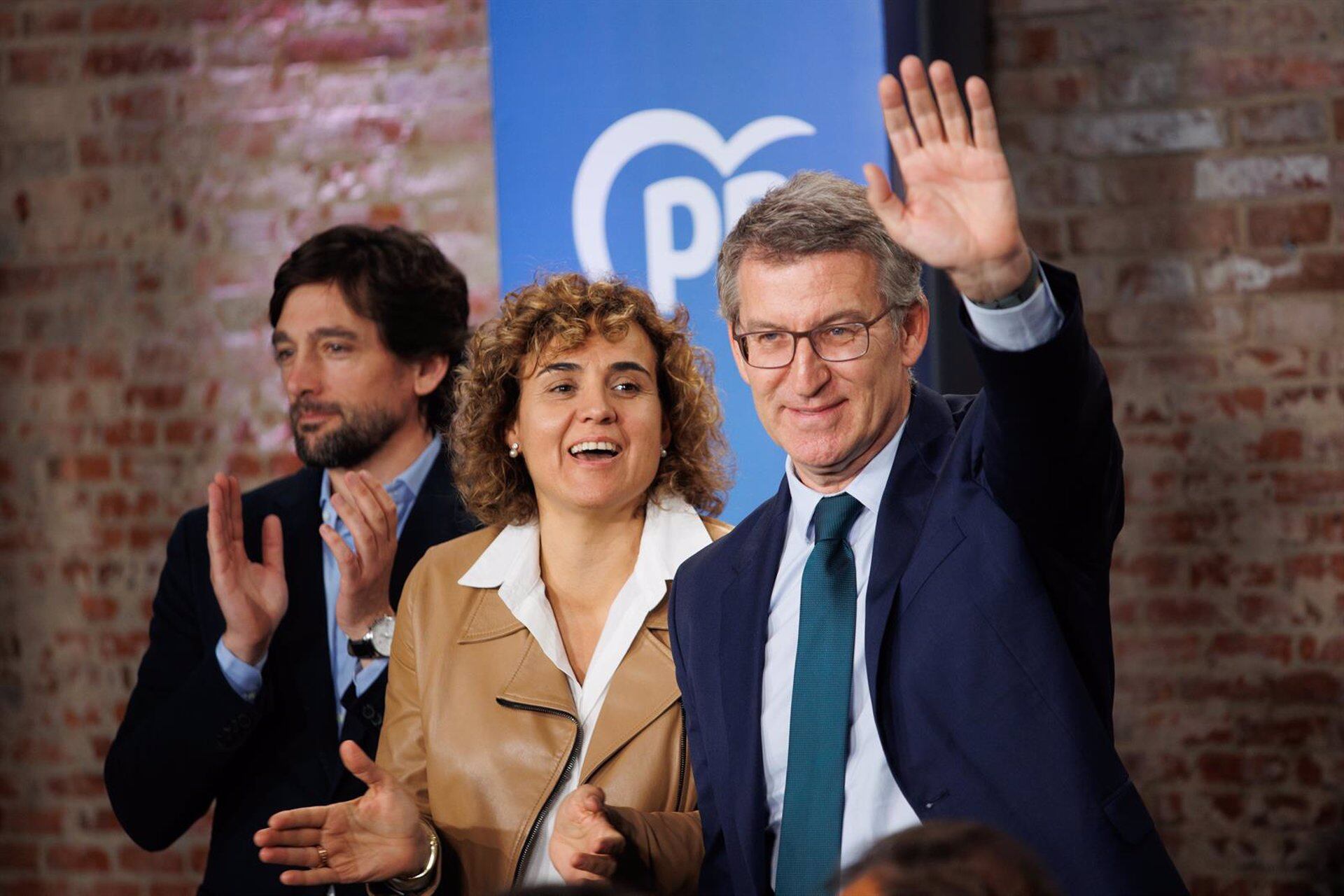 (I-D) El número 10 de la lista del PP a las elecciones europeas, Adrián Vázquez; la candidata del PP a las elecciones europeas, Dolors Montserrat y el presidente del PP, Alberto Núñez Feijóo, aplauden durante la presentación de los ejes del programa electoral para los comicios europeos, a 20 de mayo de 2024, en Madrid