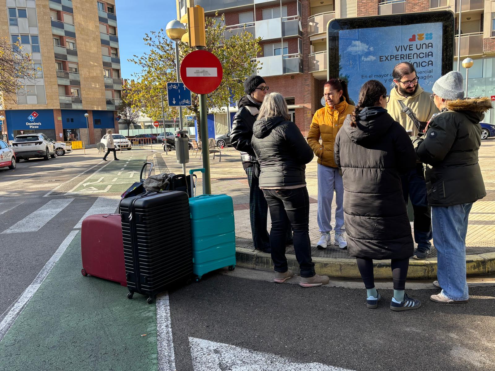 Las familias seguían sacando enseres en maletas este lunes