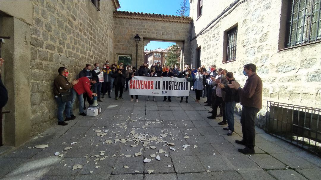 Concentración de los hosteleros ante la Delegación Territorial de la Junta en la mañana del 4 de mayo